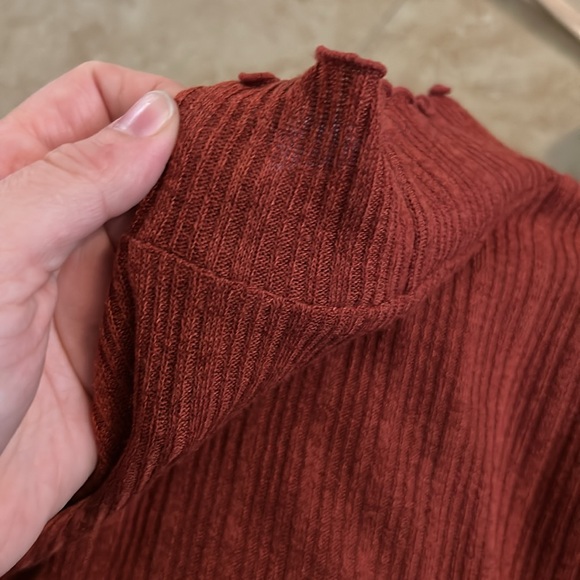 🍁🍂🍁Forever 21 Cowl Neck Ruffle Long sleeve Ribbed Top - Picture 4 of 5